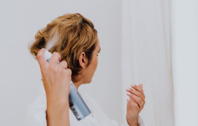 Lakier do włosów – jaki wybrać i jak prawidłowo go stosować?