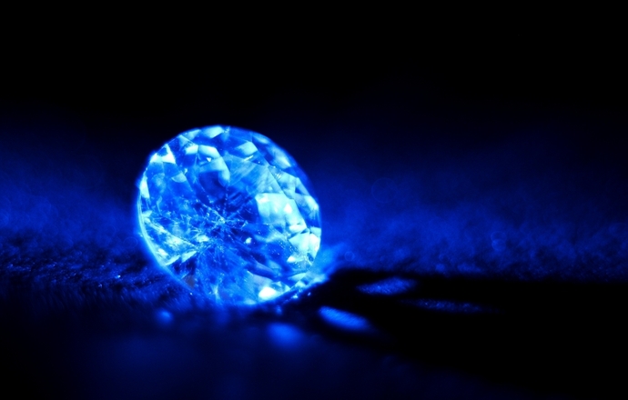 Nanodiamenty pokryte jedwabiem w obrazowaniu i zwalczaniu zakażeń.